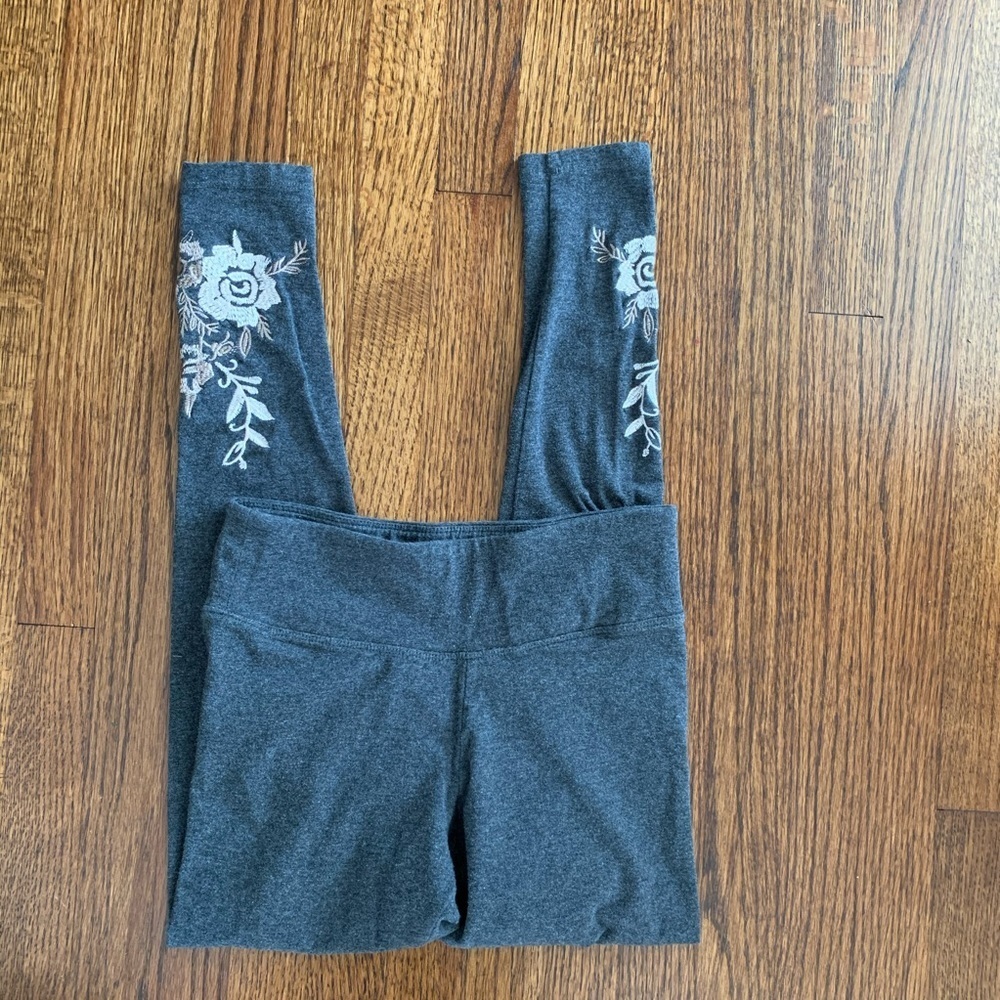 Betsey Johnson Capri Leggings